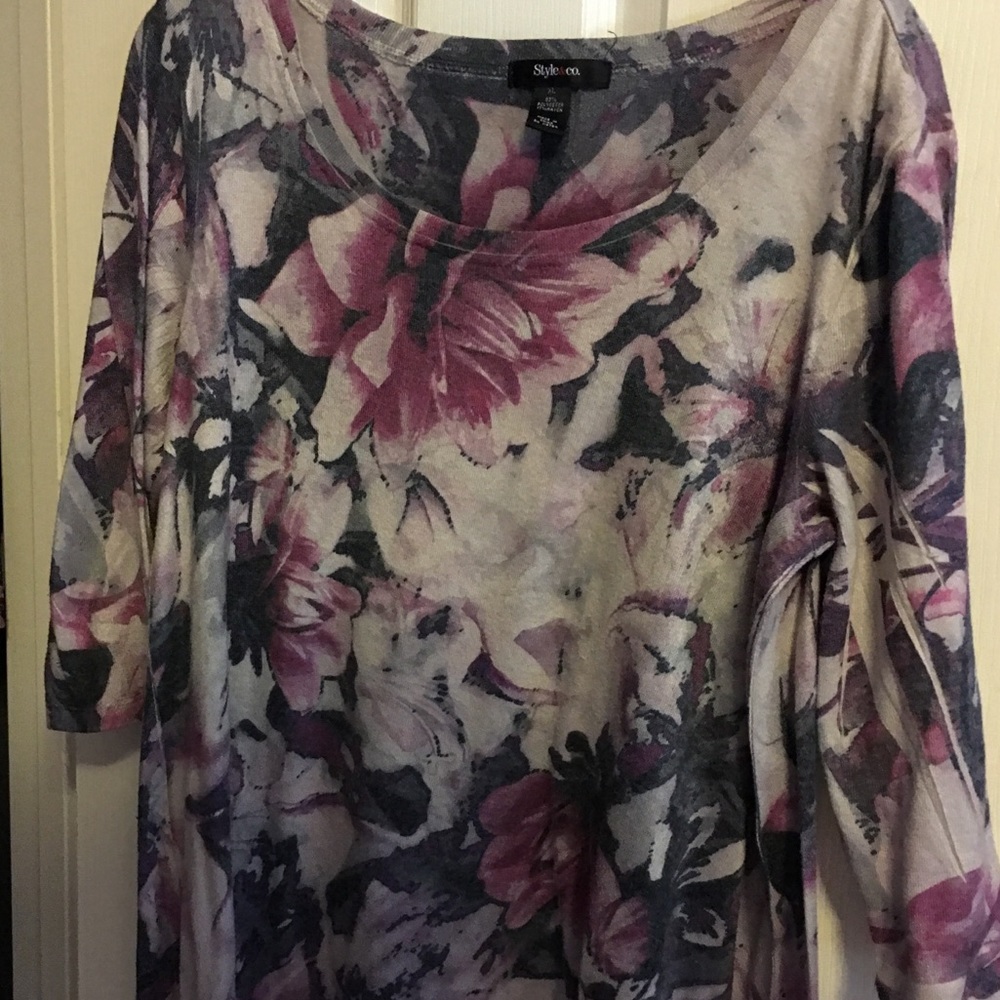Floral Sweater-like Blouse